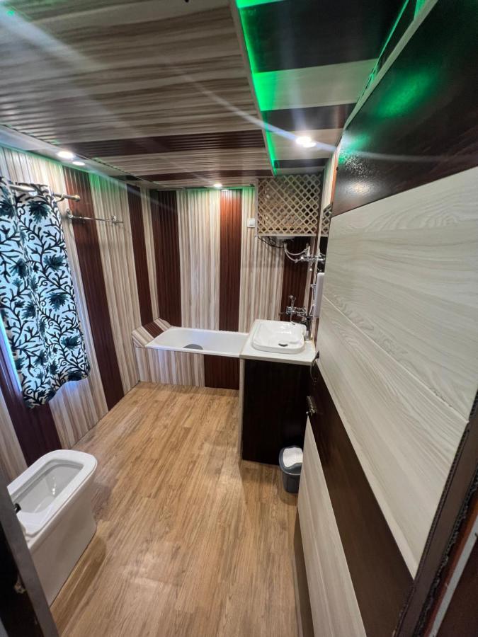 Отель Aristotle Group Of Houseboats & Transportation Сринагар Экстерьер фото