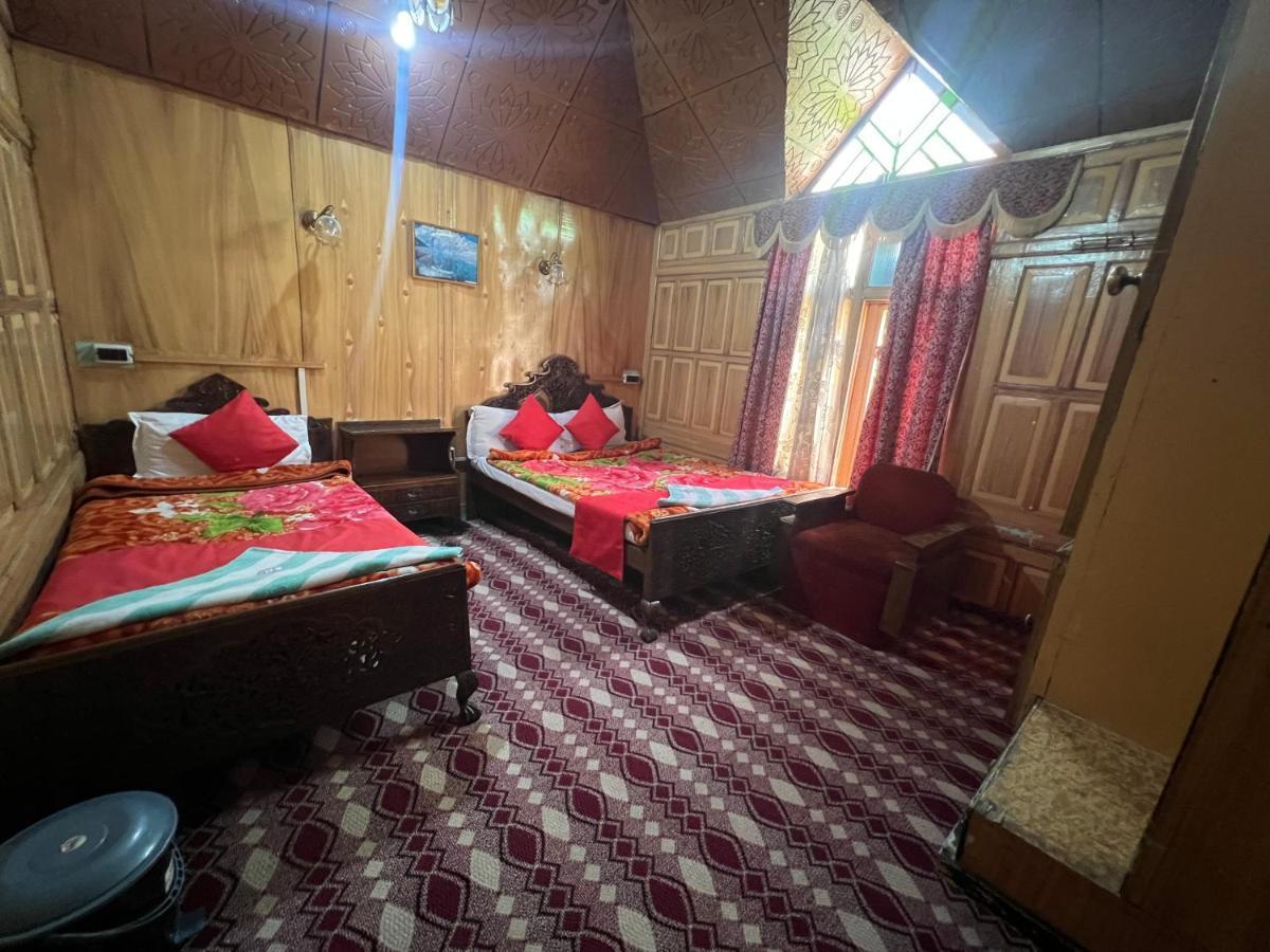 Отель Aristotle Group Of Houseboats & Transportation Сринагар Экстерьер фото