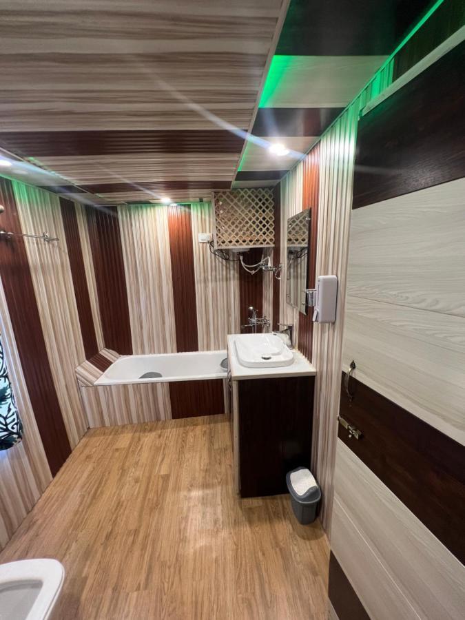 Отель Aristotle Group Of Houseboats & Transportation Сринагар Экстерьер фото