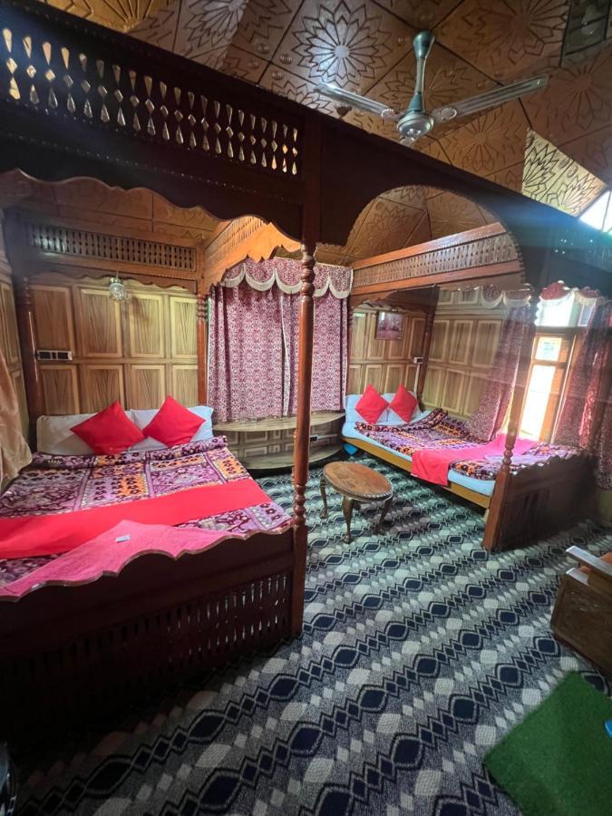 Отель Aristotle Group Of Houseboats & Transportation Сринагар Экстерьер фото