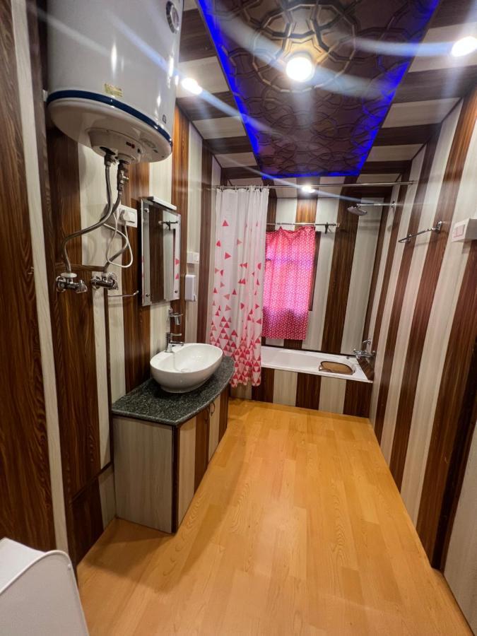 Отель Aristotle Group Of Houseboats & Transportation Сринагар Экстерьер фото