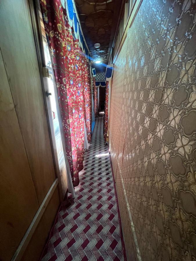 Отель Aristotle Group Of Houseboats & Transportation Сринагар Экстерьер фото