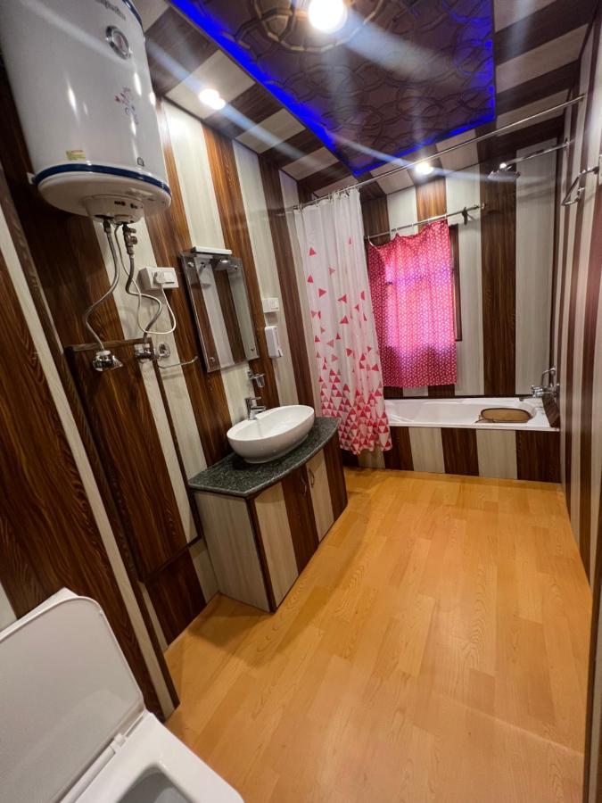 Отель Aristotle Group Of Houseboats & Transportation Сринагар Экстерьер фото
