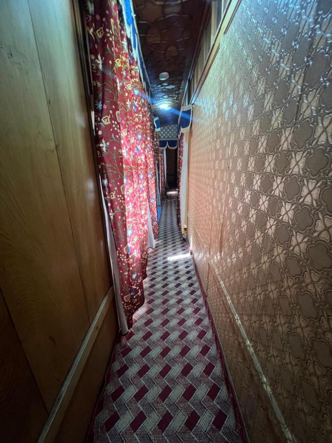 Отель Aristotle Group Of Houseboats & Transportation Сринагар Экстерьер фото